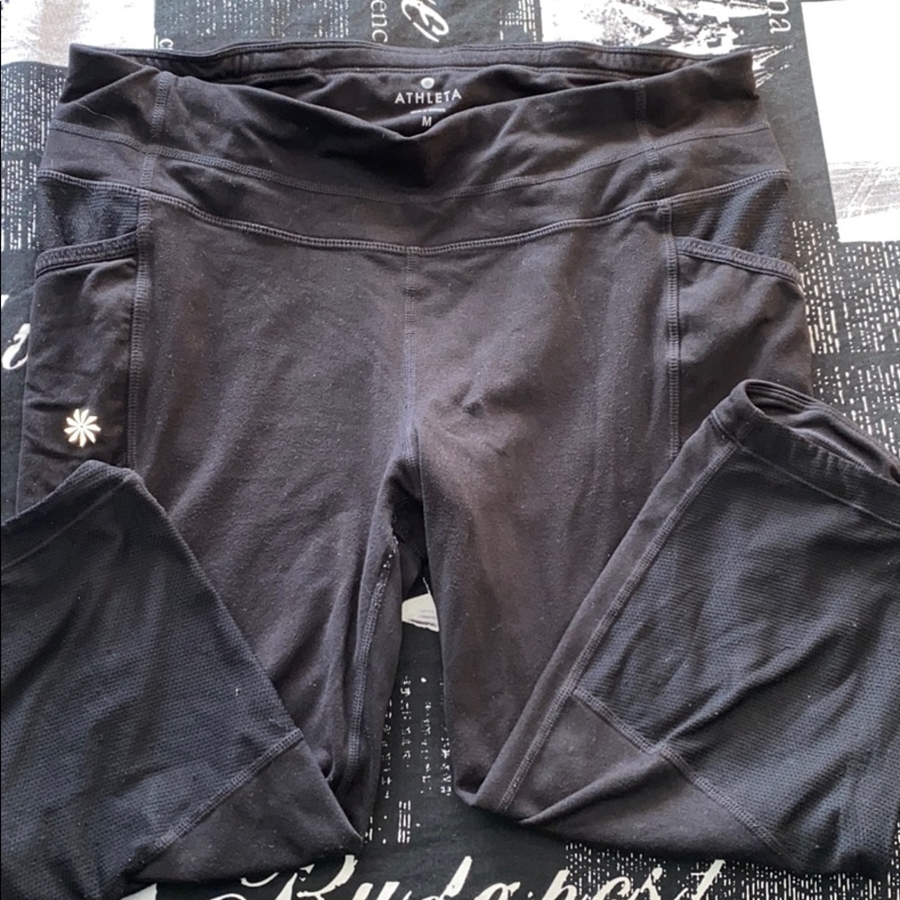 Athleta black cropped leggings with pockets
